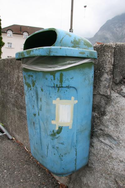 Abfallkuebel, Akryl auf Plastik